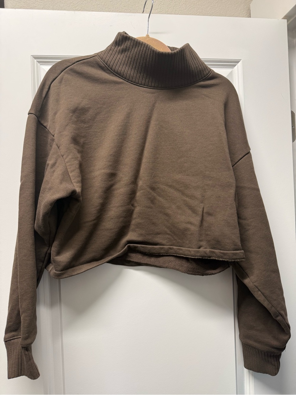 Alo Cropped Serenity Top - Espresso